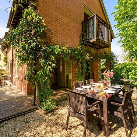 Cosy Cotswold Lodge By Your Home Here - Summer Sale For 3 Plus Nights - Ideal For Families With Log-Burner, Spa, Private Parking And Heated Swimming Pools Ashton Keynes Zewnętrze zdjęcie