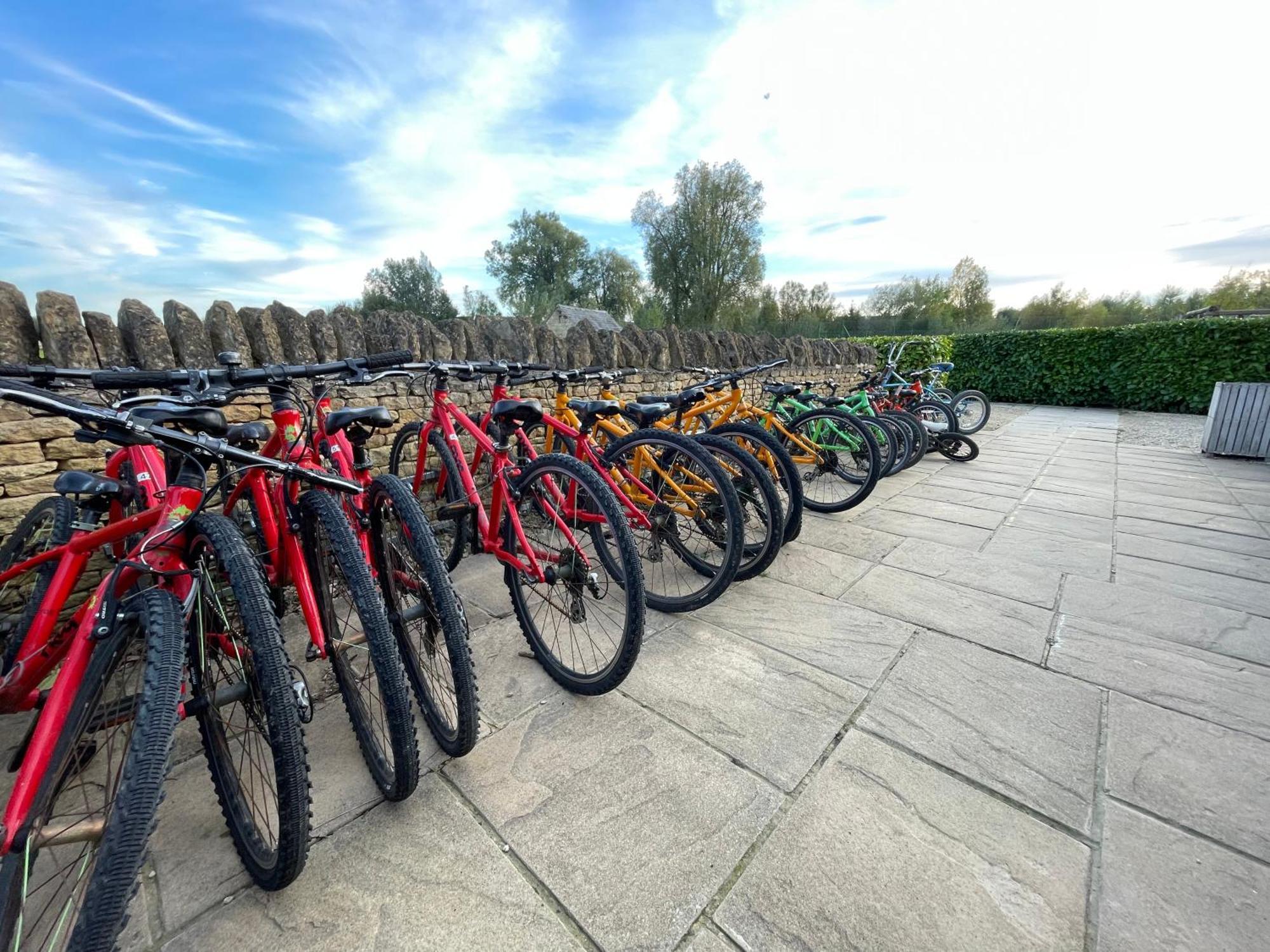 Cosy Cotswold Lodge By Your Home Here - Summer Sale For 3 Plus Nights - Ideal For Families With Log-Burner, Spa, Private Parking And Heated Swimming Pools Ashton Keynes Zewnętrze zdjęcie