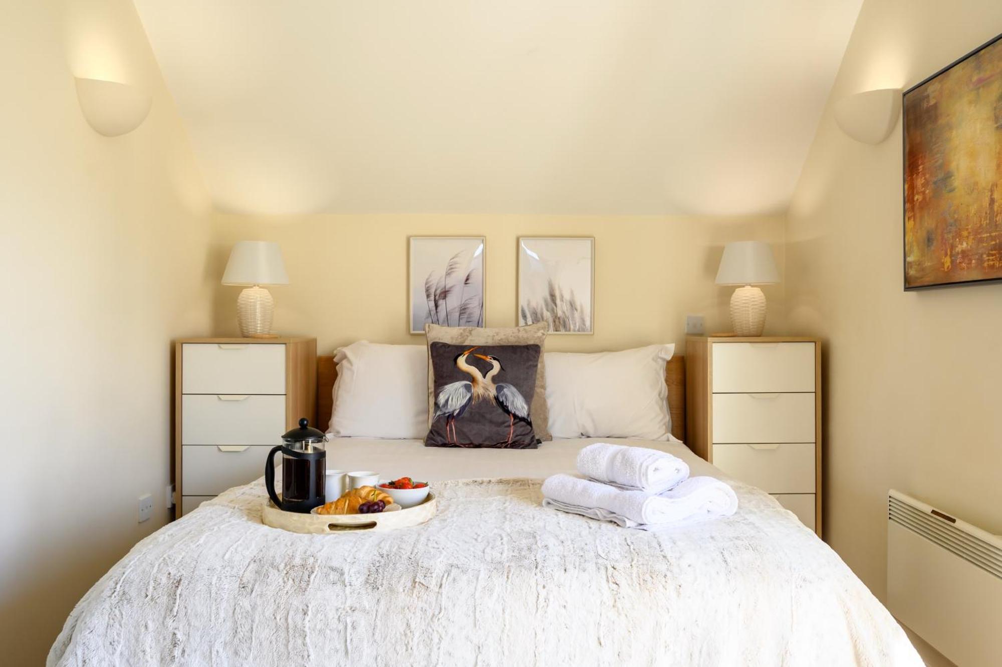 Cosy Cotswold Lodge By Your Home Here - Summer Sale For 3 Plus Nights - Ideal For Families With Log-Burner, Spa, Private Parking And Heated Swimming Pools Ashton Keynes Zewnętrze zdjęcie