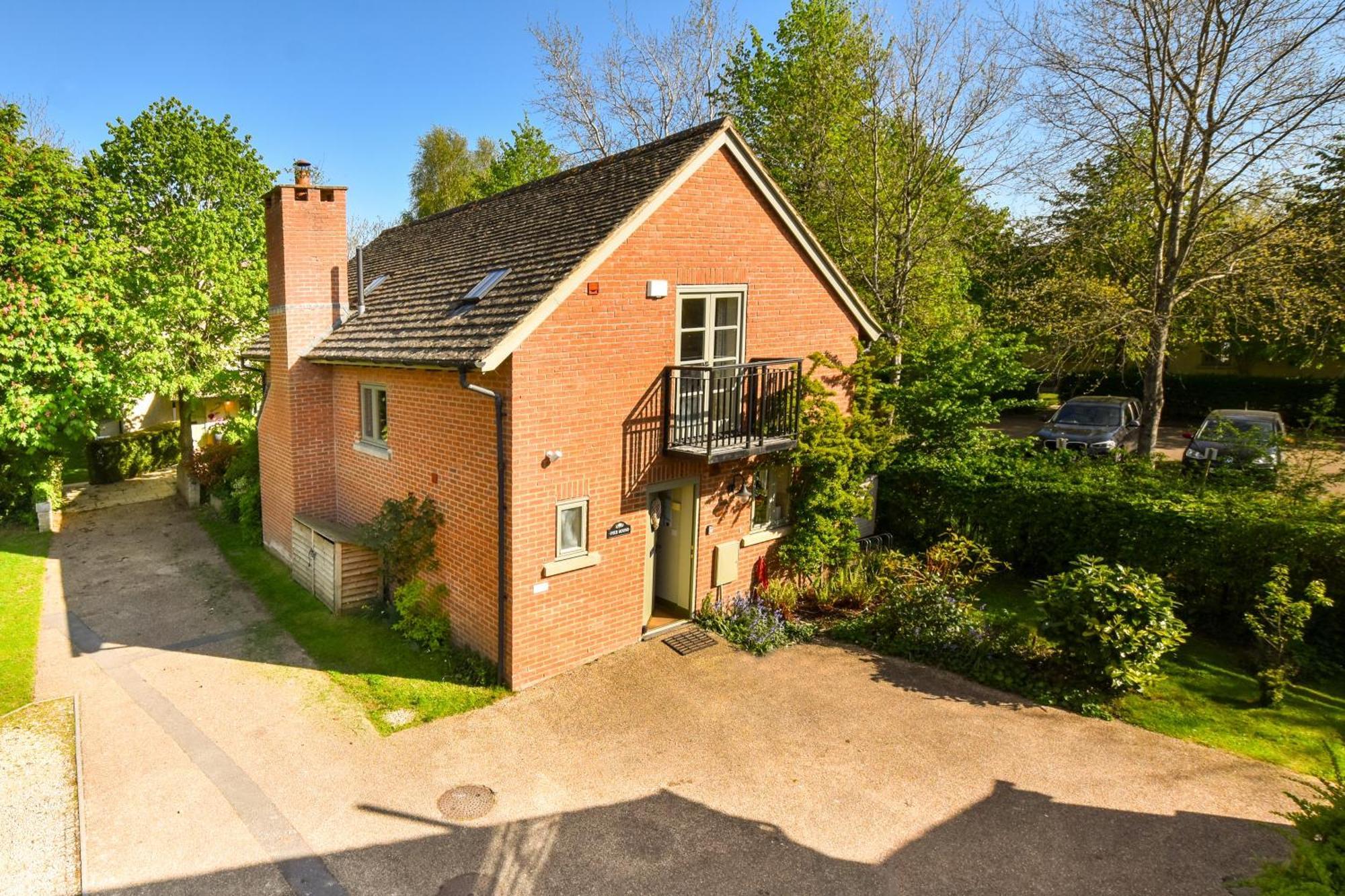Cosy Cotswold Lodge By Your Home Here - Summer Sale For 3 Plus Nights - Ideal For Families With Log-Burner, Spa, Private Parking And Heated Swimming Pools Ashton Keynes Zewnętrze zdjęcie