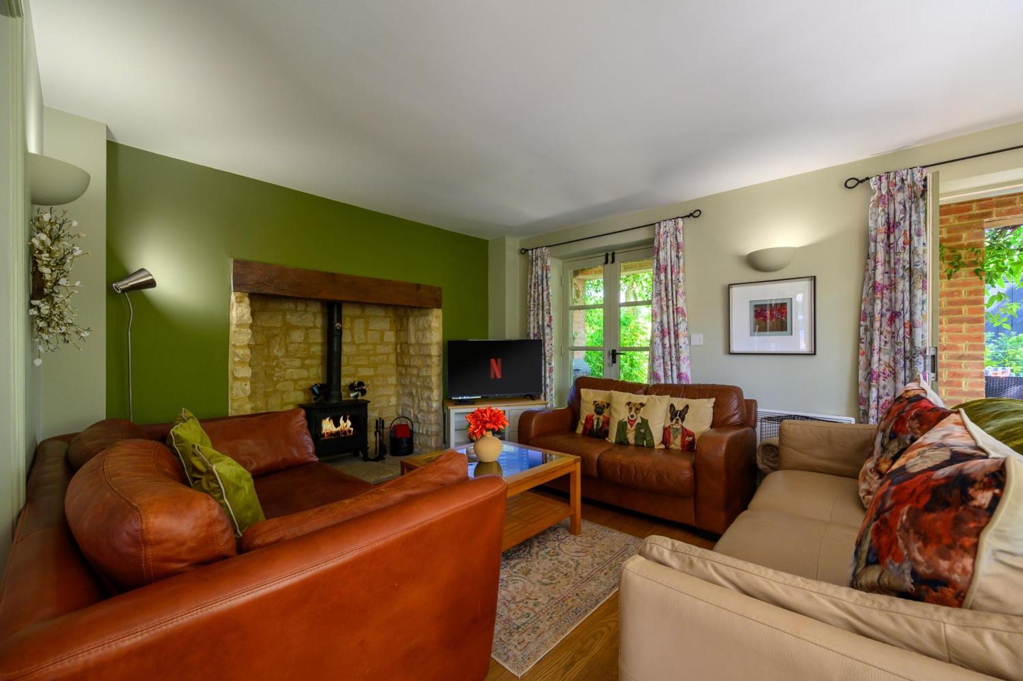 Cosy Cotswold Lodge By Your Home Here - Summer Sale For 3 Plus Nights - Ideal For Families With Log-Burner, Spa, Private Parking And Heated Swimming Pools Ashton Keynes Zewnętrze zdjęcie