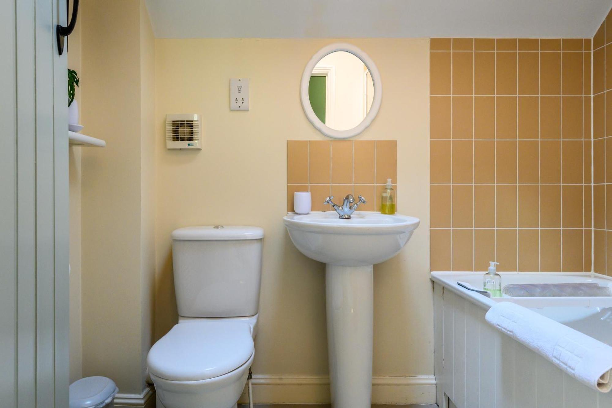 Cosy Cotswold Lodge By Your Home Here - Summer Sale For 3 Plus Nights - Ideal For Families With Log-Burner, Spa, Private Parking And Heated Swimming Pools Ashton Keynes Zewnętrze zdjęcie