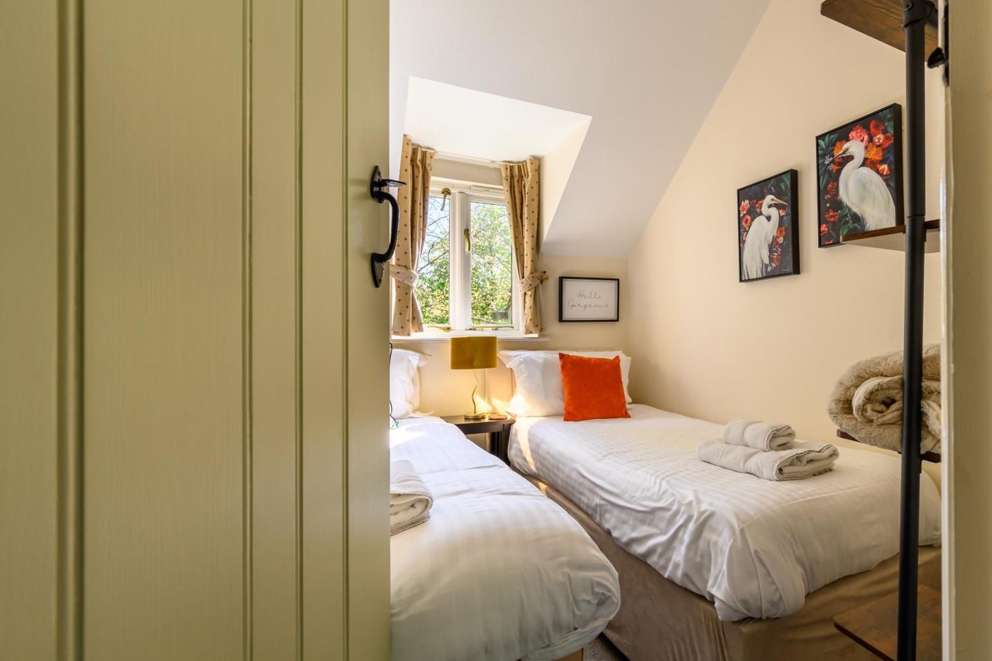 Cosy Cotswold Lodge By Your Home Here - Summer Sale For 3 Plus Nights - Ideal For Families With Log-Burner, Spa, Private Parking And Heated Swimming Pools Ashton Keynes Zewnętrze zdjęcie