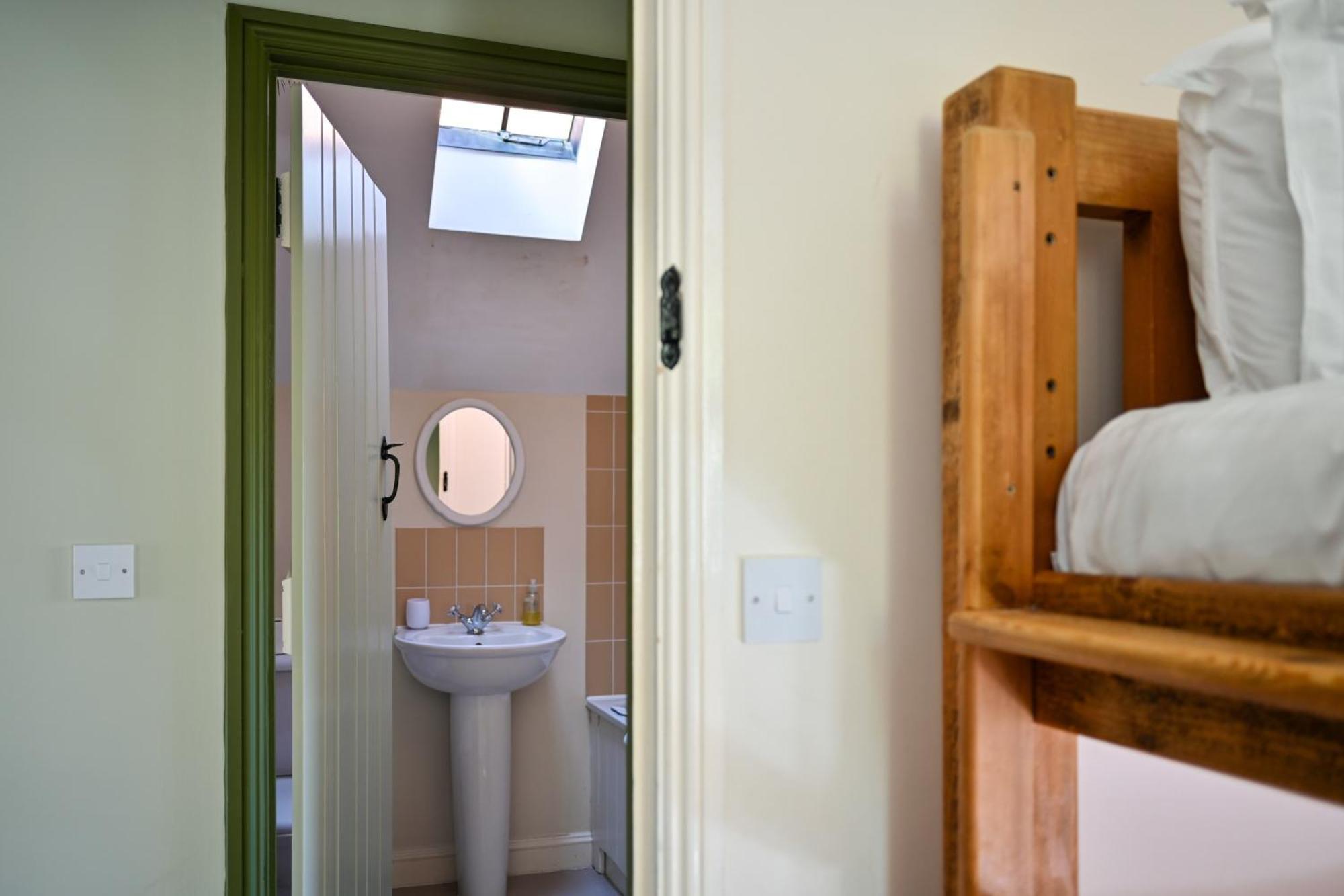 Cosy Cotswold Lodge By Your Home Here - Summer Sale For 3 Plus Nights - Ideal For Families With Log-Burner, Spa, Private Parking And Heated Swimming Pools Ashton Keynes Zewnętrze zdjęcie